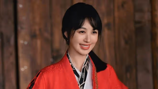 李菲兒再遭犀利提問,無奈求放過,網友熱議黃曉明戀情與前任對比