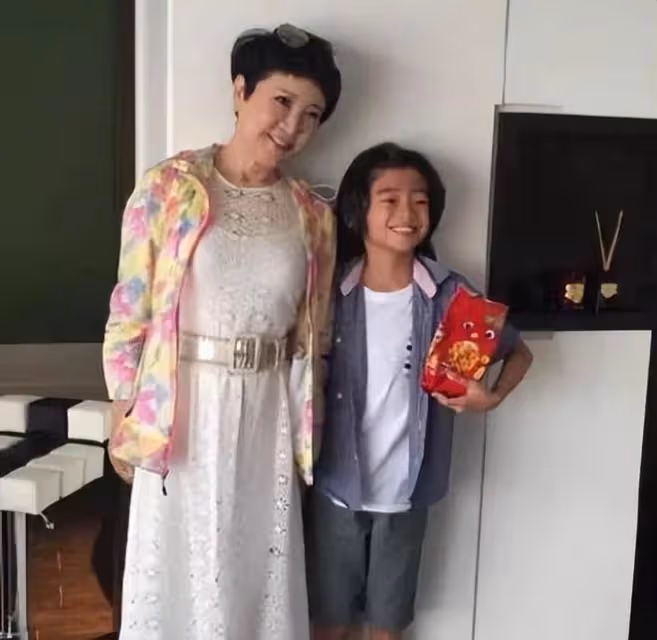 劉嘉玲陪狄波拉過73歲生日,88歲謝賢沒有露面,家人送祝福