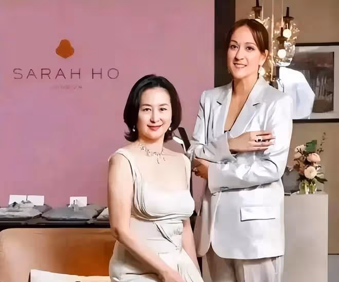 何鴻燊48歲孫女回澳門,坐擁百億資產生活瀟灑,獲得二房子女接待