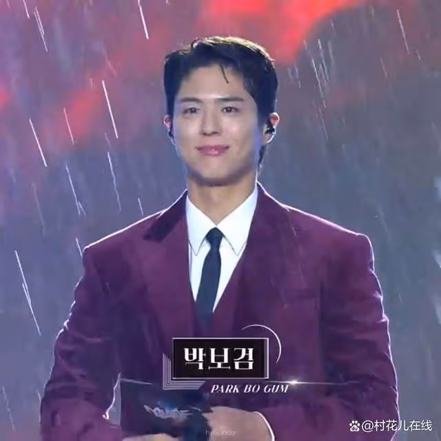 朴寶劍在暴雨中也不影響主持無死角美貌+穩重颱風迷倒西班牙粉絲