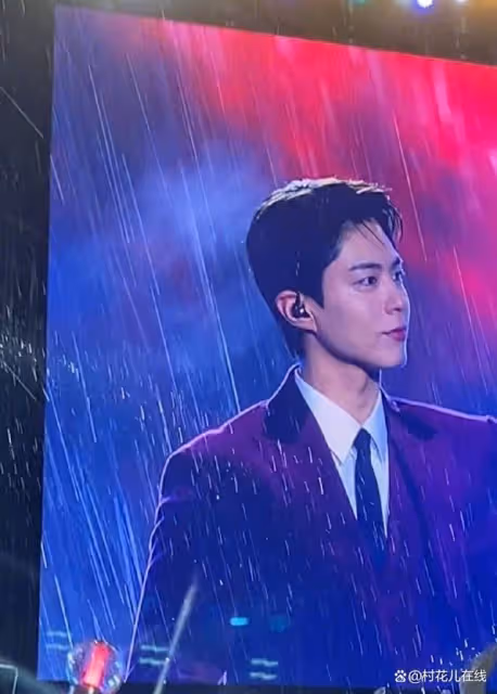 朴寶劍在暴雨中也不影響主持無死角美貌+穩重颱風迷倒西班牙粉絲