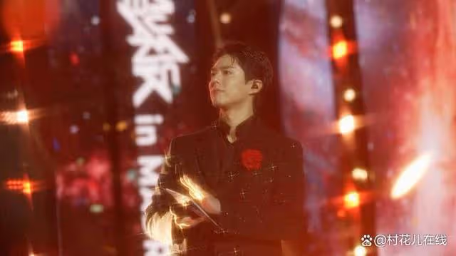 朴寶劍在暴雨中也不影響主持無死角美貌+穩重颱風迷倒西班牙粉絲