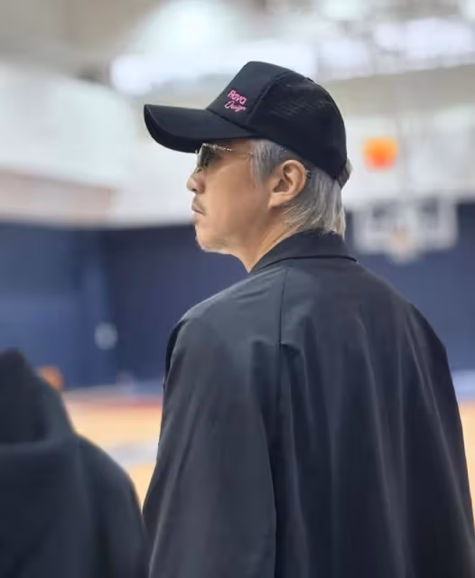 45歲鄧超近照曝光,超哥看兒子等等打籃球,白頭髮白鬍子好搶鏡