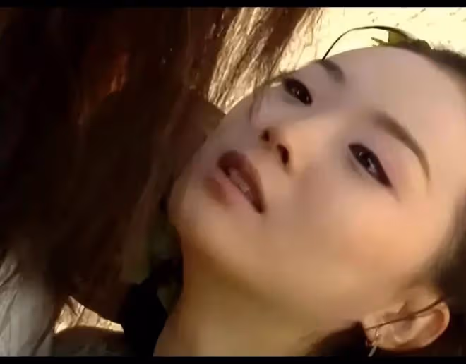 我天!穿最粉的衣干最狠的壞事,盤點不靠煙燻妝就能黑化的壞女人