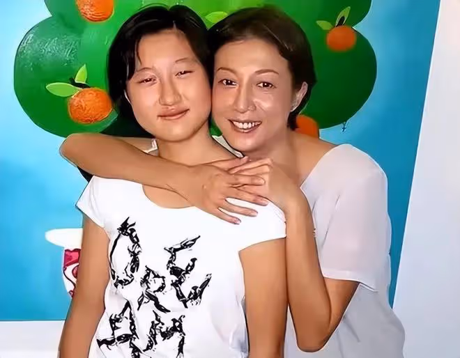 成龍大哥終於認女兒了!3次更改千億遺囑,私生女吳卓林也有份了