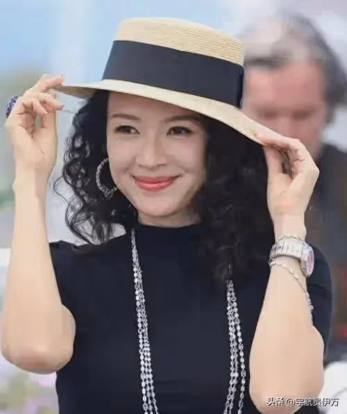 私生活混亂? 坐成龍大腿喂葡萄,與霍啟山當街激吻的她,如今怎樣