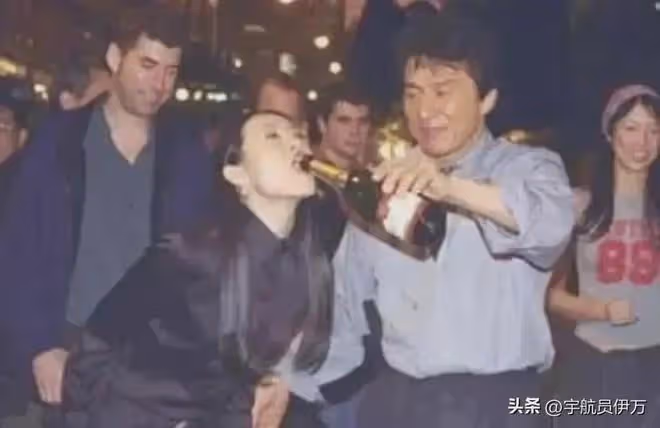 私生活混亂? 坐成龍大腿喂葡萄,與霍啟山當街激吻的她,如今怎樣
