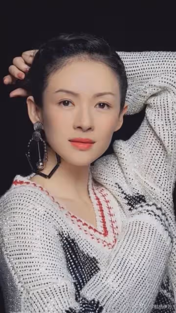 私生活混亂? 坐成龍大腿喂葡萄,與霍啟山當街激吻的她,如今怎樣