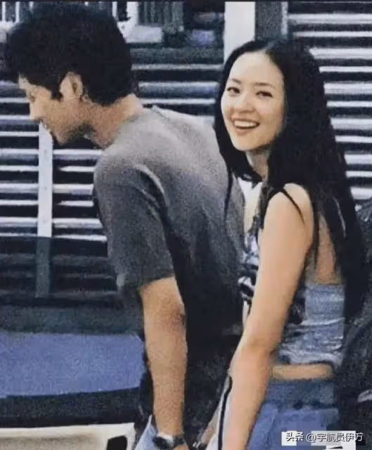私生活混亂? 坐成龍大腿喂葡萄,與霍啟山當街激吻的她,如今怎樣