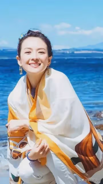 私生活混亂? 坐成龍大腿喂葡萄，與霍啟山當街激吻的她，如今怎樣