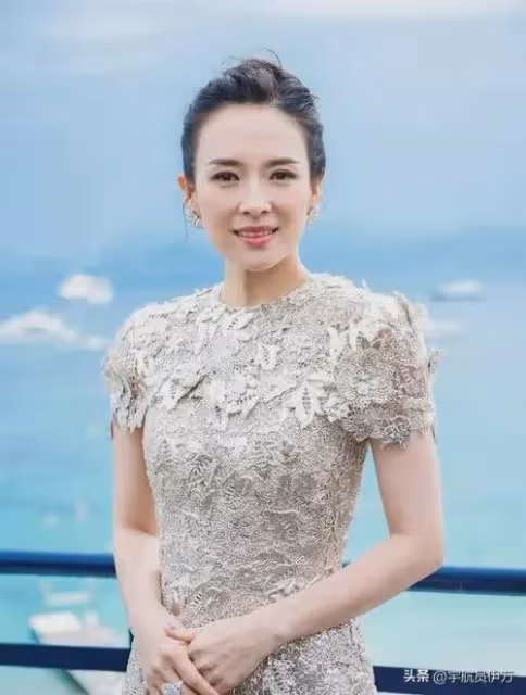 私生活混亂? 坐成龍大腿喂葡萄，與霍啟山當街激吻的她，如今怎樣