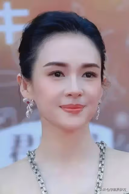 私生活混亂? 坐成龍大腿喂葡萄，與霍啟山當街激吻的她，如今怎樣