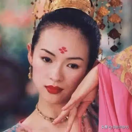 私生活混亂? 坐成龍大腿喂葡萄，與霍啟山當街激吻的她，如今怎樣