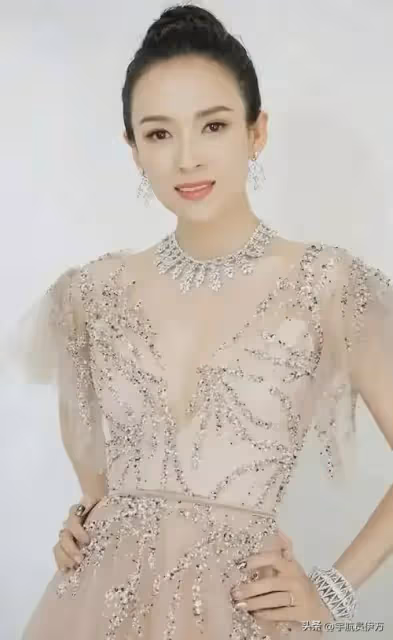 私生活混亂? 坐成龍大腿喂葡萄，與霍啟山當街激吻的她，如今怎樣