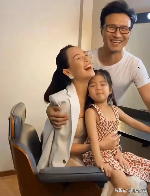 私生活混亂? 坐成龍大腿喂葡萄,與霍啟山當街激吻的她,如今怎樣