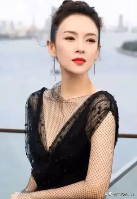 私生活混亂? 坐成龍大腿喂葡萄,與霍啟山當街激吻的她,如今怎樣