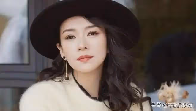 私生活混亂? 坐成龍大腿喂葡萄,與霍啟山當街激吻的她,如今怎樣