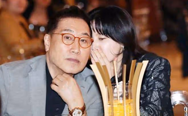 53歲李英愛和73歲富豪老公現身，夫妻打扮時尚牽手秀恩愛