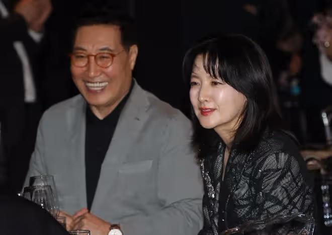 53歲李英愛和73歲富豪老公現身，夫妻打扮時尚牽手秀恩愛