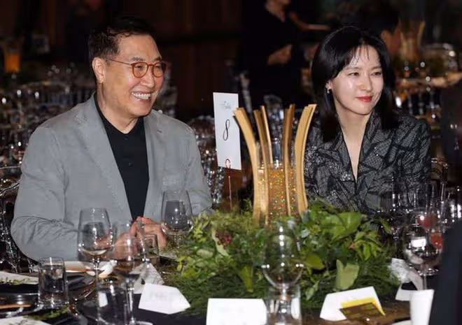 53歲李英愛和73歲富豪老公現身，夫妻打扮時尚牽手秀恩愛
