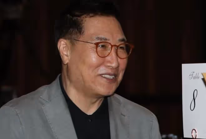 53歲李英愛和73歲富豪老公現身，夫妻打扮時尚牽手秀恩愛