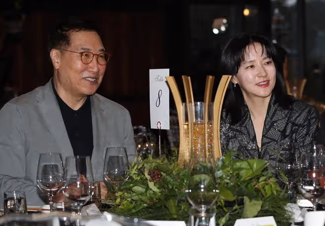 53歲李英愛和73歲富豪老公現身，夫妻打扮時尚牽手秀恩愛