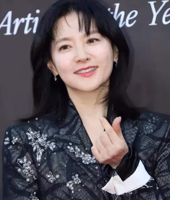 53歲李英愛和73歲富豪老公現身，夫妻打扮時尚牽手秀恩愛