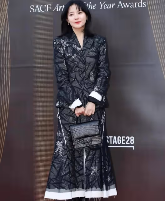 53歲李英愛和73歲富豪老公現身，夫妻打扮時尚牽手秀恩愛