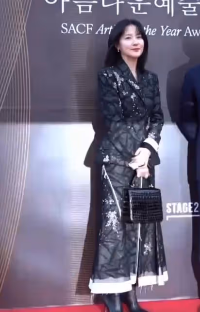 53歲李英愛和73歲富豪老公現身，夫妻打扮時尚牽手秀恩愛