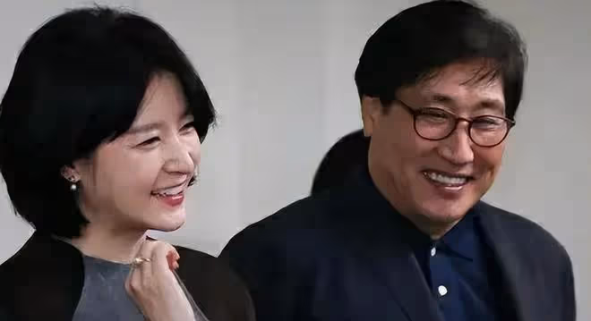 53歲李英愛和73歲富豪老公現身,夫妻打扮時尚牽手秀恩愛