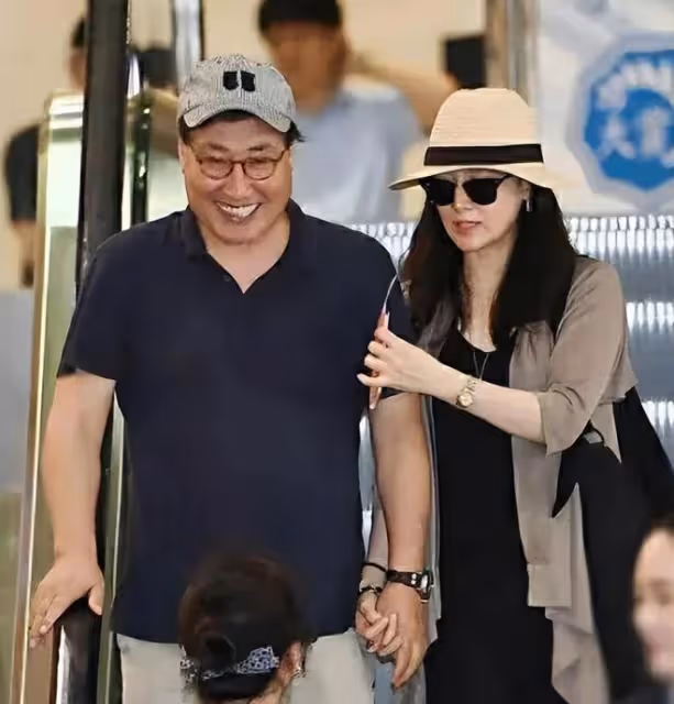 53歲李英愛和73歲富豪老公現身,夫妻打扮時尚牽手秀恩愛