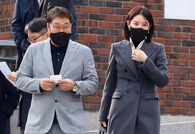 53歲李英愛和73歲富豪老公現身,夫妻打扮時尚牽手秀恩愛