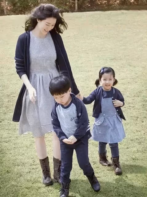 53歲李英愛和73歲富豪老公現身,夫妻打扮時尚牽手秀恩愛