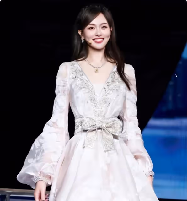 甜甜美美可可愛愛的41歲唐嫣，側臉凹進去的坑是她最真實的表現