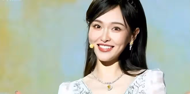 甜甜美美可可愛愛的41歲唐嫣，側臉凹進去的坑是她最真實的表現