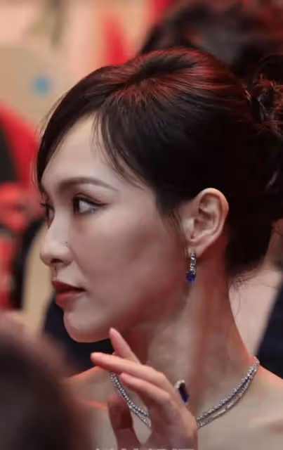 甜甜美美可可愛愛的41歲唐嫣，側臉凹進去的坑是她最真實的表現