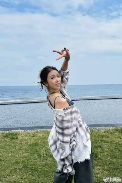 方大同已哭暈!薛凱琪曝新戀情,三里屯吃火鍋,帥氣男全程貼身陪伴