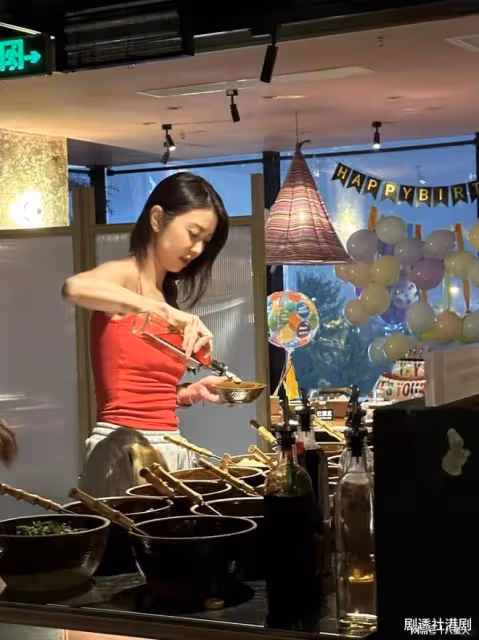 方大同已哭暈!薛凱琪曝新戀情,三里屯吃火鍋,帥氣男全程貼身陪伴