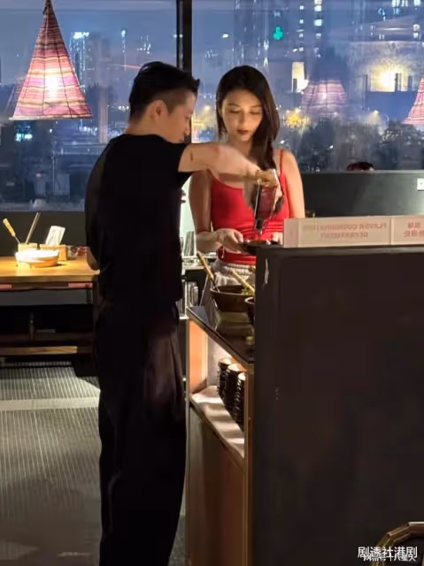方大同已哭暈!薛凱琪曝新戀情,三里屯吃火鍋,帥氣男全程貼身陪伴