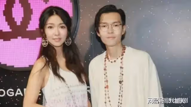 方大同已哭暈!薛凱琪曝新戀情,三里屯吃火鍋,帥氣男全程貼身陪伴