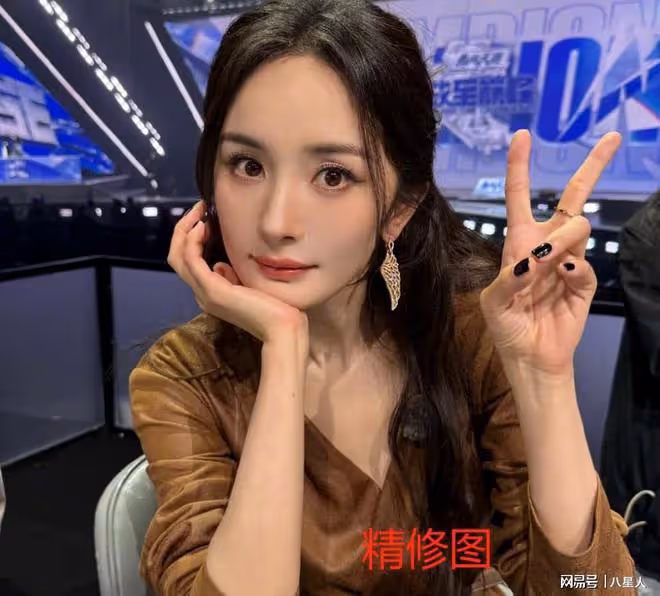 楊冪攀上高枝!和張藝謀同框,點頭哈腰忙社交,積極表現期待有合作