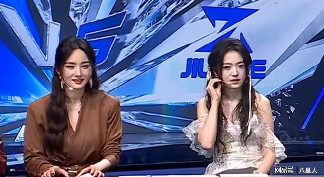 楊冪攀上高枝!和張藝謀同框,點頭哈腰忙社交,積極表現期待有合作