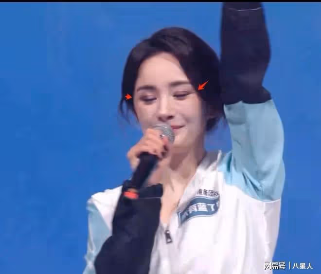 楊冪攀上高枝!和張藝謀同框,點頭哈腰忙社交,積極表現期待有合作