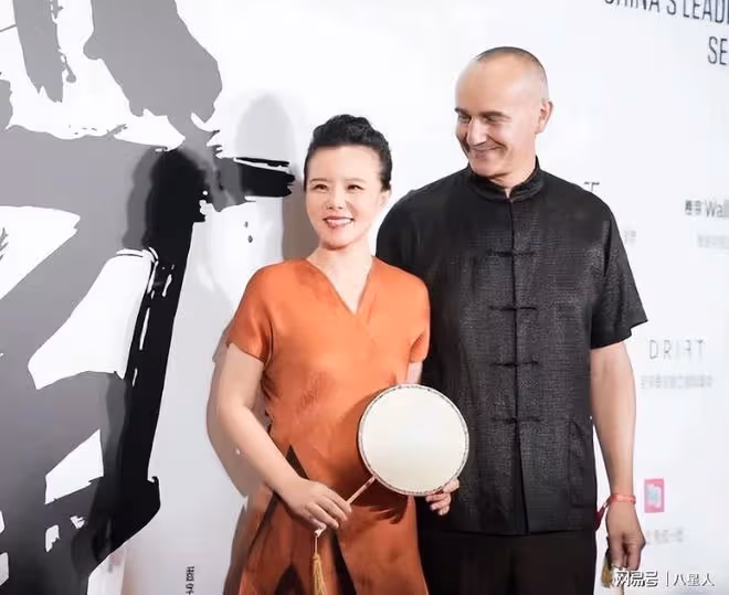心亂如麻!龔琳娜與德國老公離婚,獨自回家哭了,家裡亂心裡堵得慌