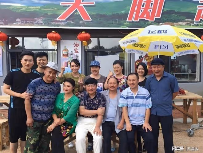 淚目!《鄉村愛情18》開機,劉能給謝廣坤剃頭,背景不再是大腳超市
