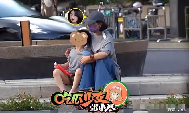 馮紹峰不配當爹!趙麗穎公園溜達,母子席地而坐超有愛,想想更黏媽