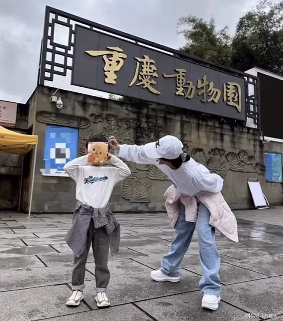 馮紹峰不配當爹!趙麗穎公園溜達,母子席地而坐超有愛,想想更黏媽