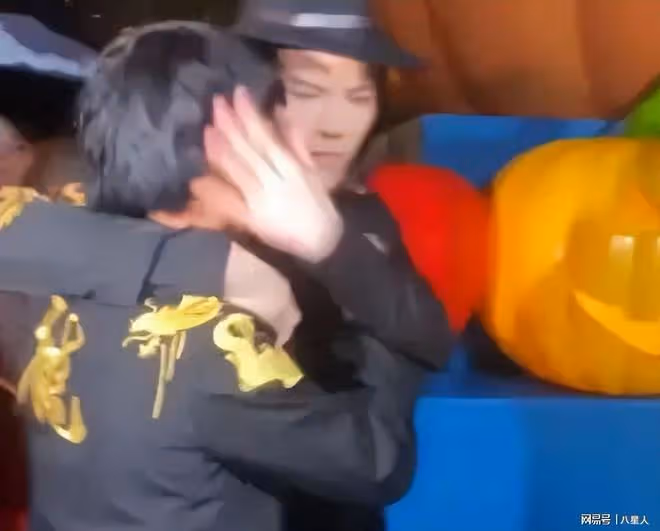 反轉了？向佐扇李小龍扮演者一巴掌，對方報警！向佐：我出於善意