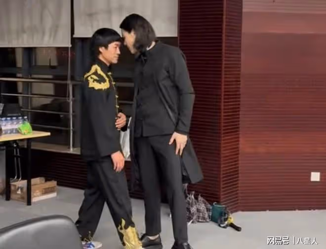 反轉了?向佐扇李小龍扮演者一巴掌,對方報警!向佐:我出於善意