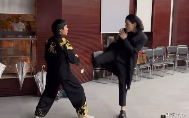 反轉了?向佐扇李小龍扮演者一巴掌,對方報警!向佐:我出於善意